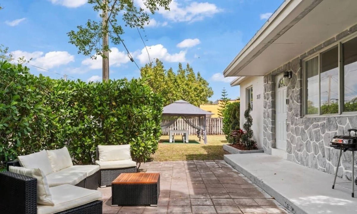 Wynwood Art District House | Cool Villa w/ BBQ, Pool & Spa.