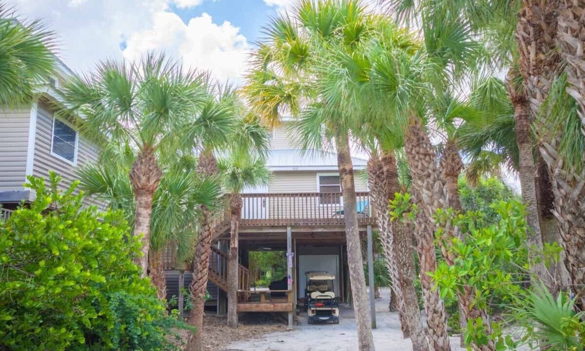 North Captiva House | “Coral Cottage” A Cottage Secluded in Palms with a Jacuzzi 2 minute walk 2 Beach
