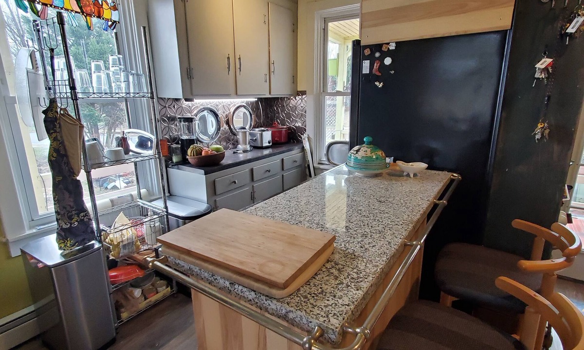 Frederick House | Corporate Housing in Downtown Frederick w/Parking & WiFi