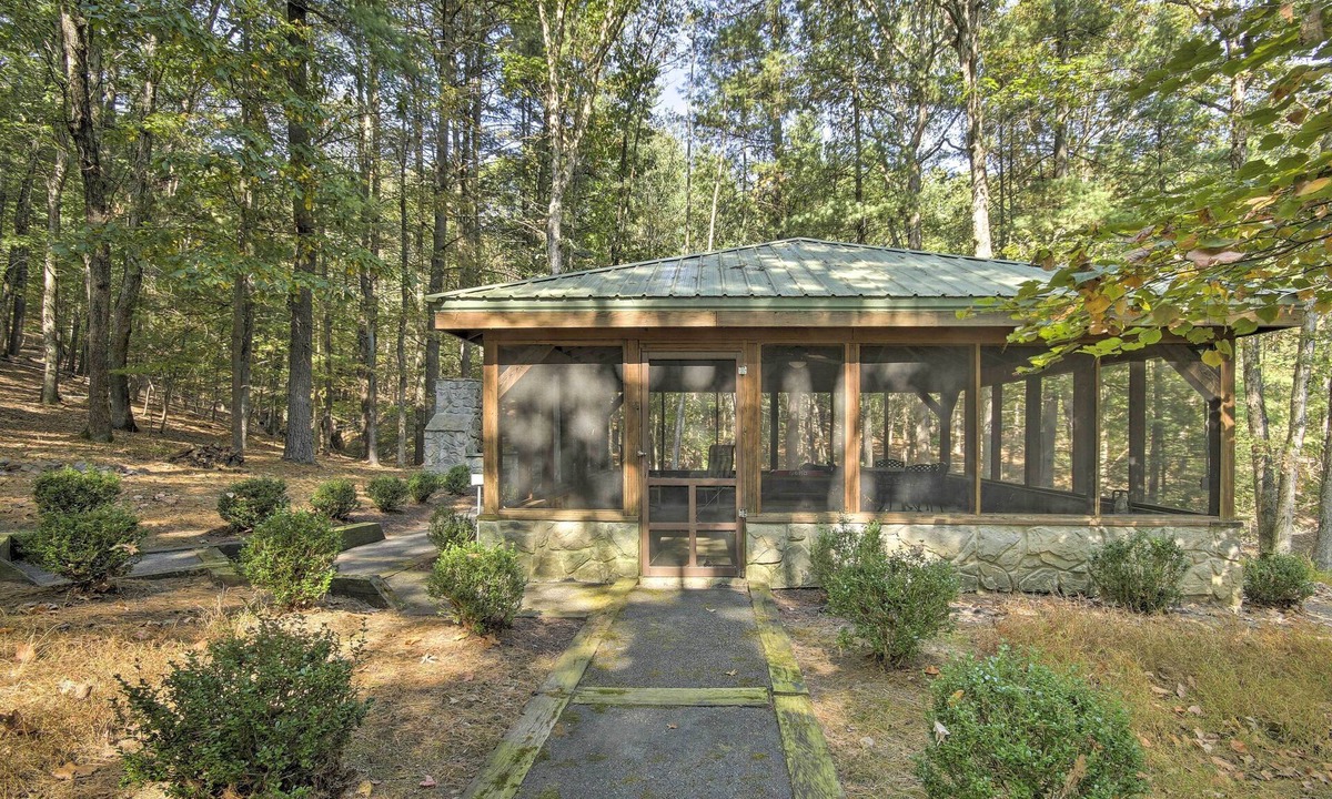 Berkeley Springs Cottage | Couples Cabin - 5 Mi to DT Berkeley Springs!
