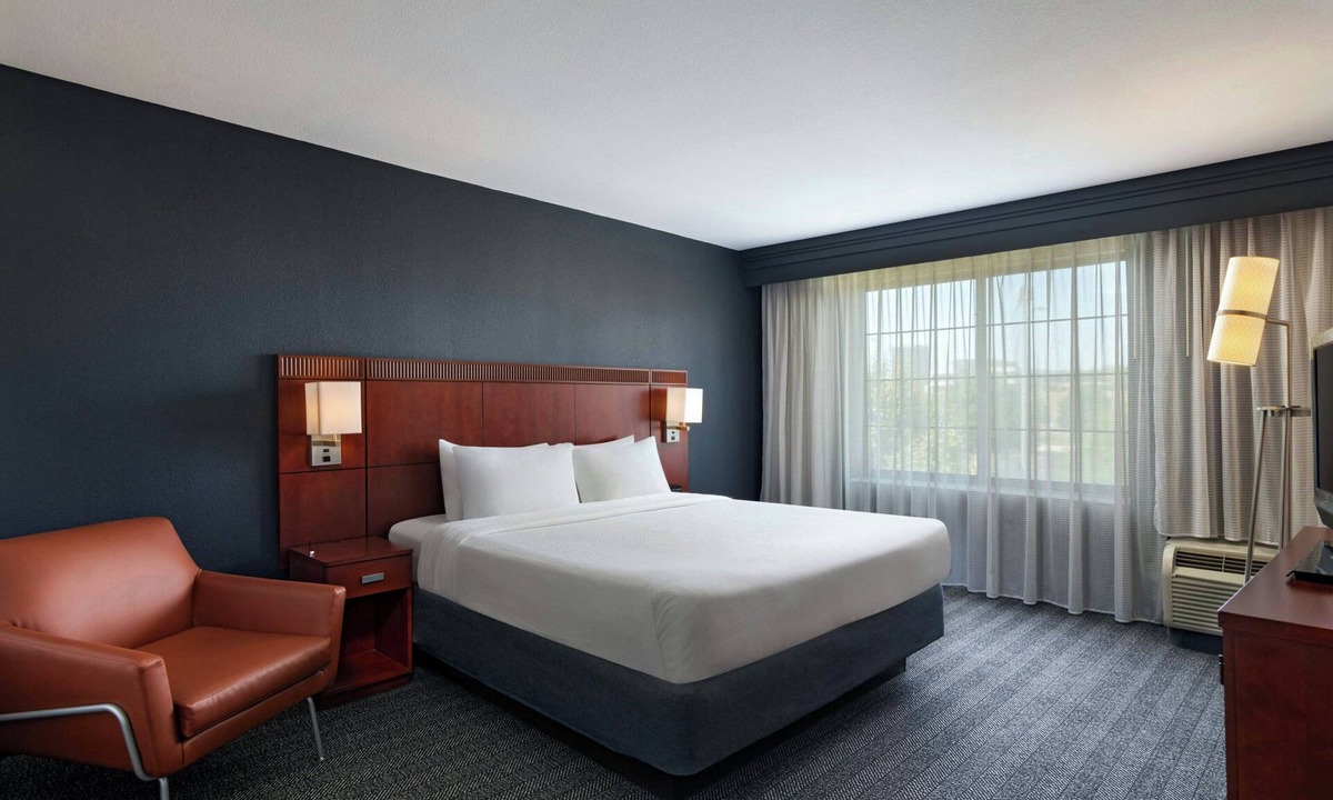 Aksarben - Elmwood Park Hotel | Courtyard Marriott Aksarben Village