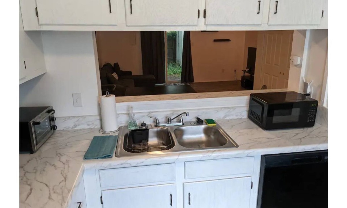 Northwest House | Cozy 2-bedroom townhouse close to the beach.