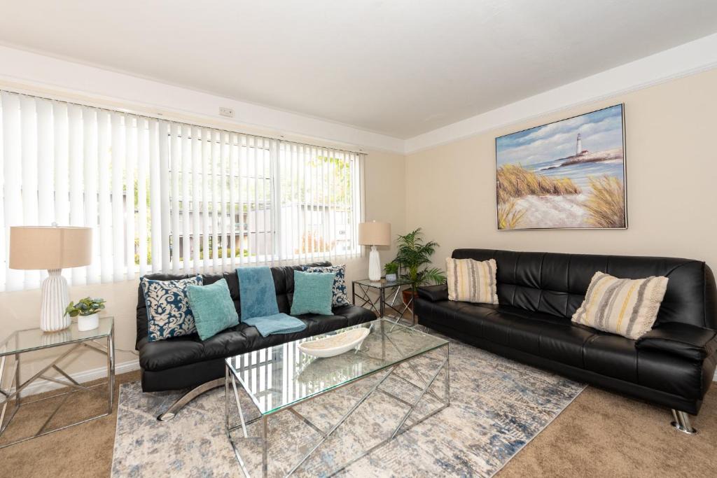 Bay Park Apartment | Cozy 2BR w/ Gym & Pool -15 mins to Mission Beach!