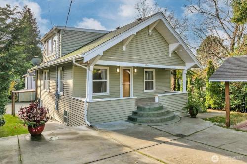 Delridge House | Cozy 4BR House Perfect for Families in West Seattle