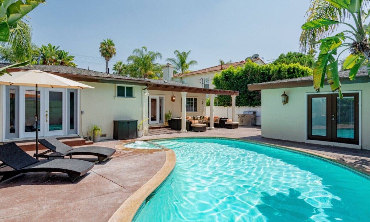 North Hollywood House | Cozy 5 Bed Home with Pool and Jacuzzi Minutes from Universal Studios