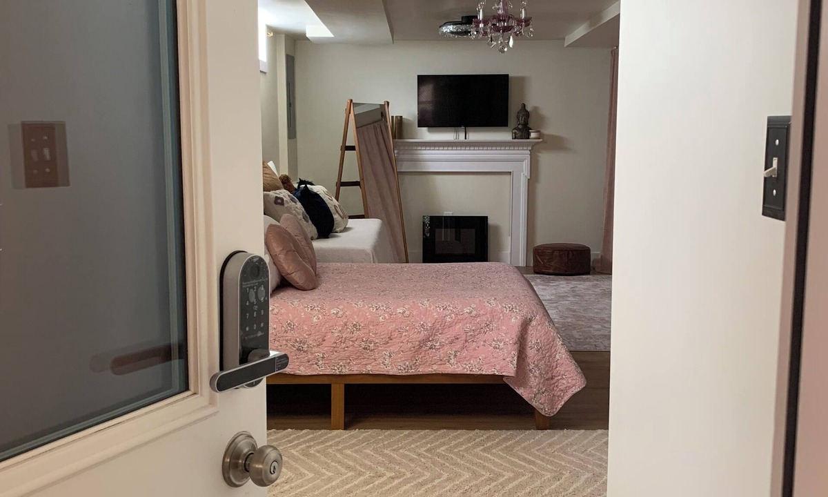 Groveton House | Cozy basement with private entrance and WiFi in charming Alexandria