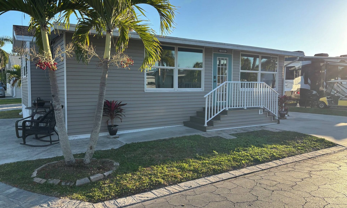 Truckland Cottage | Cozy cottage near Ft Myers beach, Sanibel Captiva Pet Friendly!