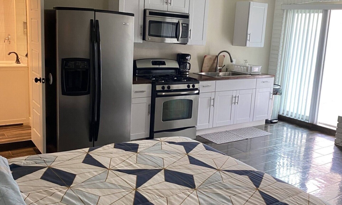 Paradise House | Cozy Hideaway, a studio with fireplace, full kitchen, washer, dryer poor in yard
