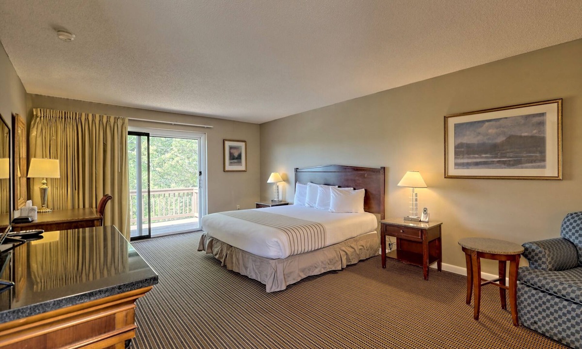 Clayton Hotel | Cozy King Room in Clayton with Mountain Views and Communal Pool