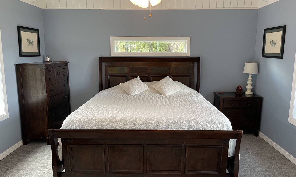 Clermont Cottage | Cozy Lake Front Cottage