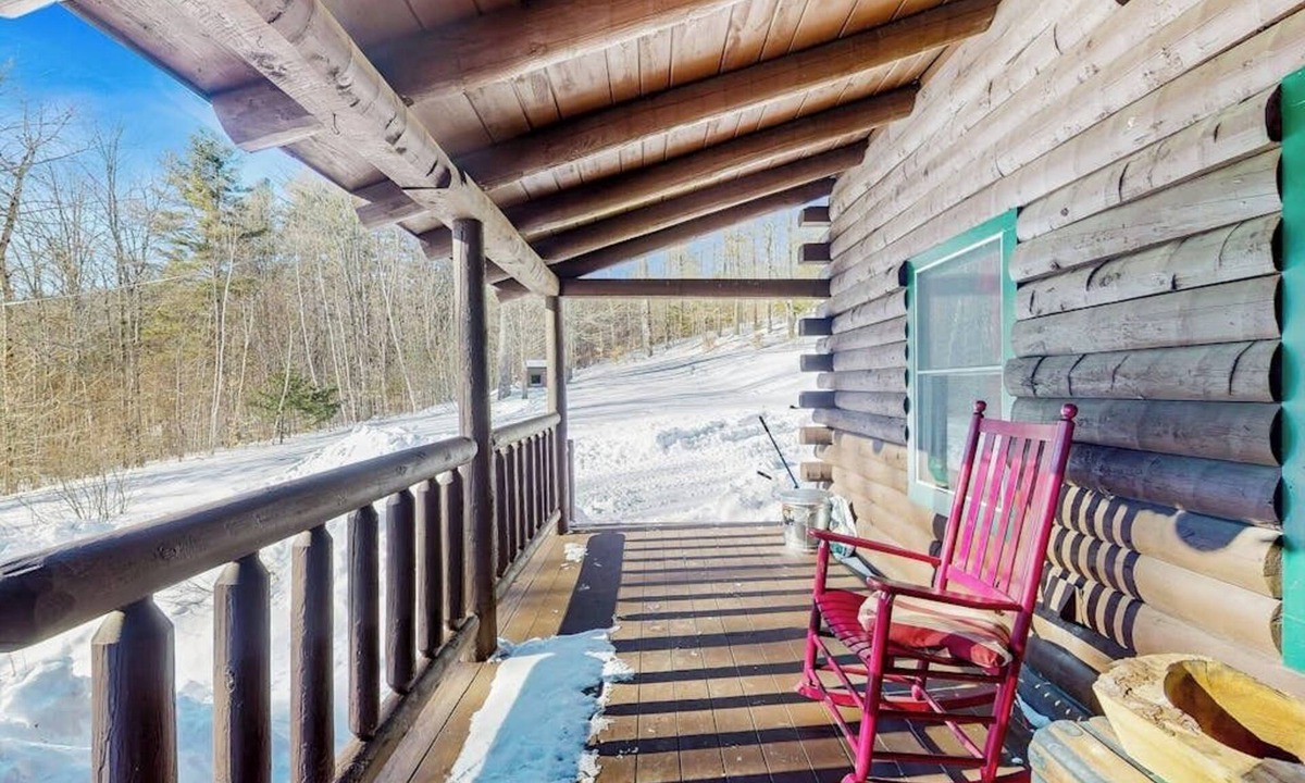 Bethel House | Cozy log cabin close to recreation, dog-friendly, balcony, BBQ, w/d, TVs, kayaks