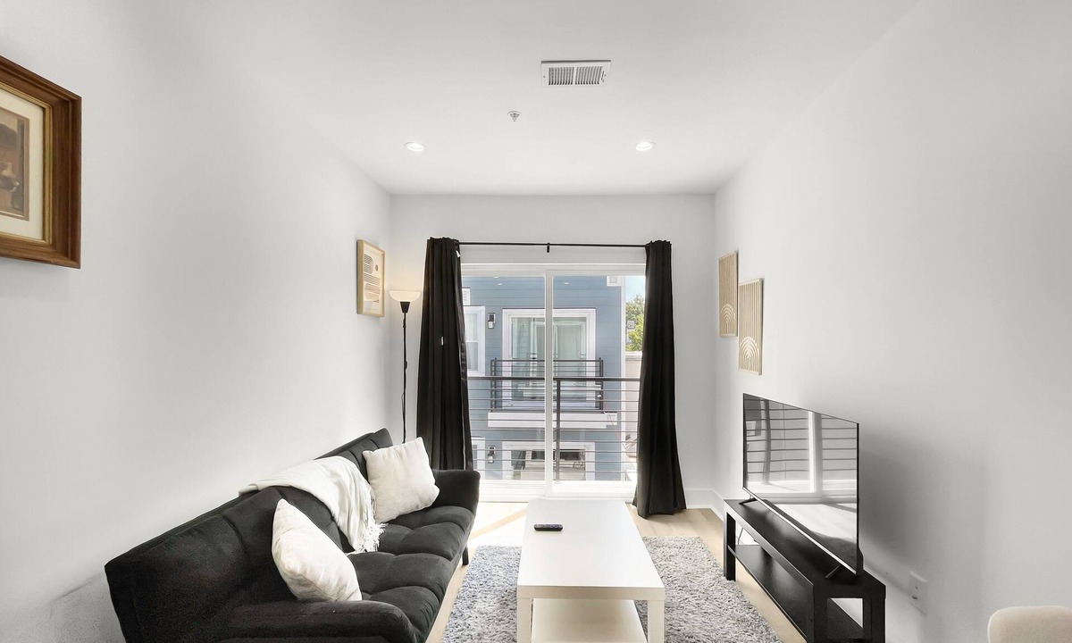 Petworth Bed & Breakfast | Cozy Petworth Stay with Balcony & Courtyard View