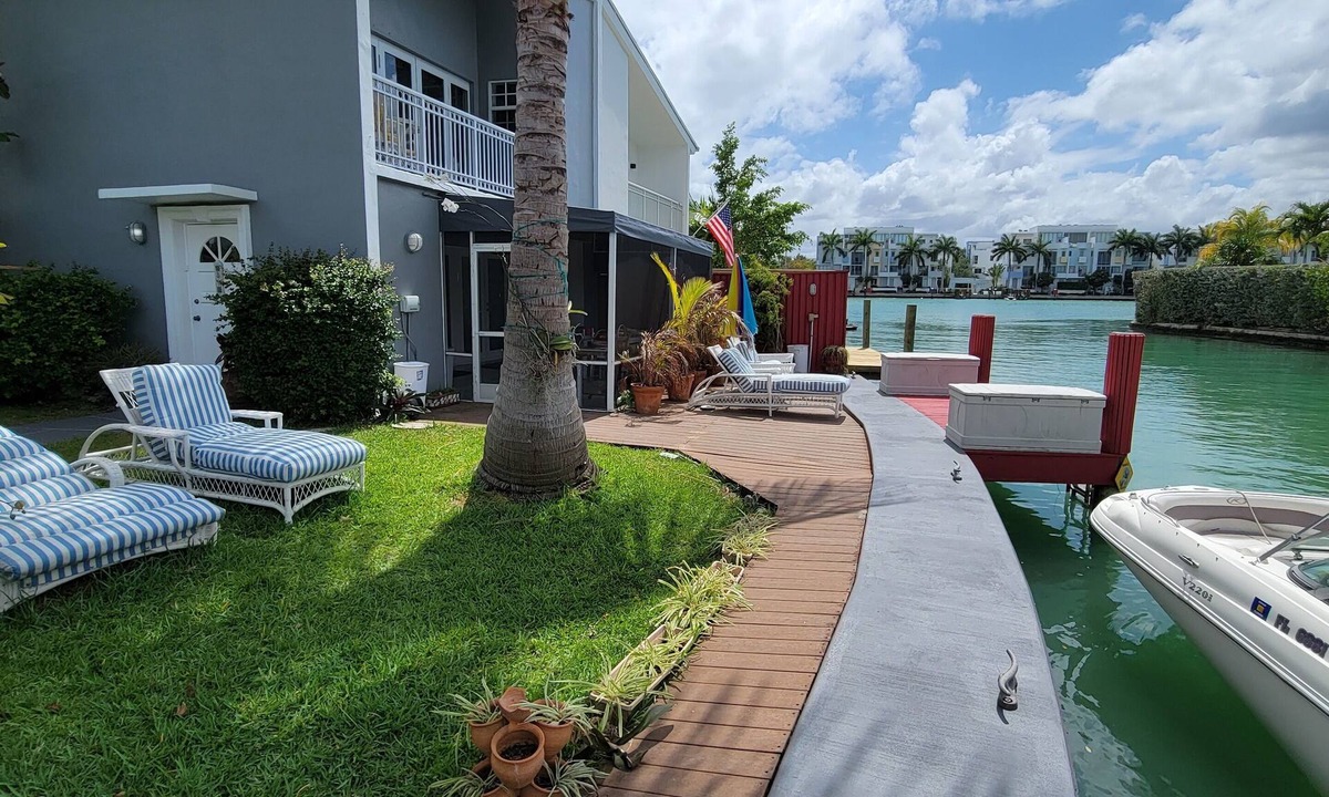 North Beach House | Cozy, quiet waterfront property w/kayak and 30' dock and 80' of waterfront