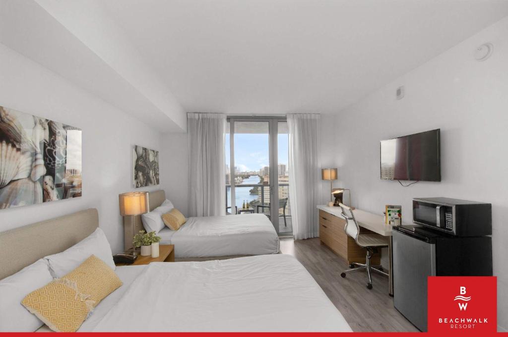 Hallandale Beach Hotel | Cozy Studio Intracoastal View & Balcony