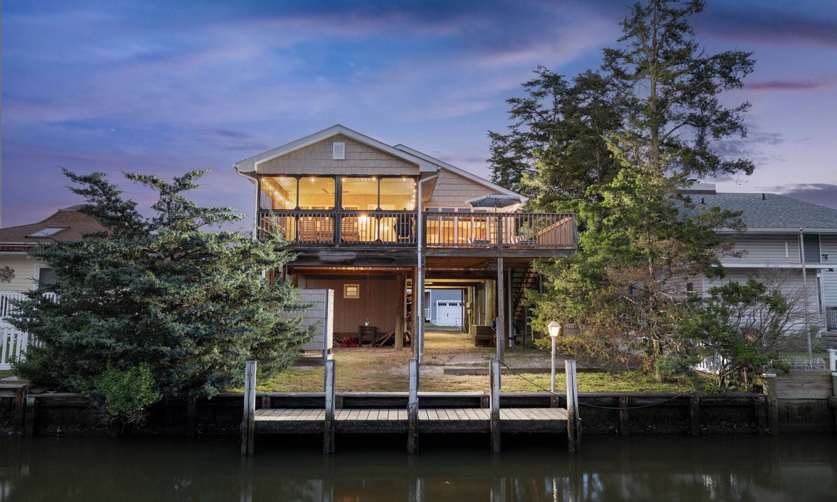 Ocean View House | Cozy Stylish Waterfront 3BR Kayaks Paddleboards Indoor Fireplace Screen Porch