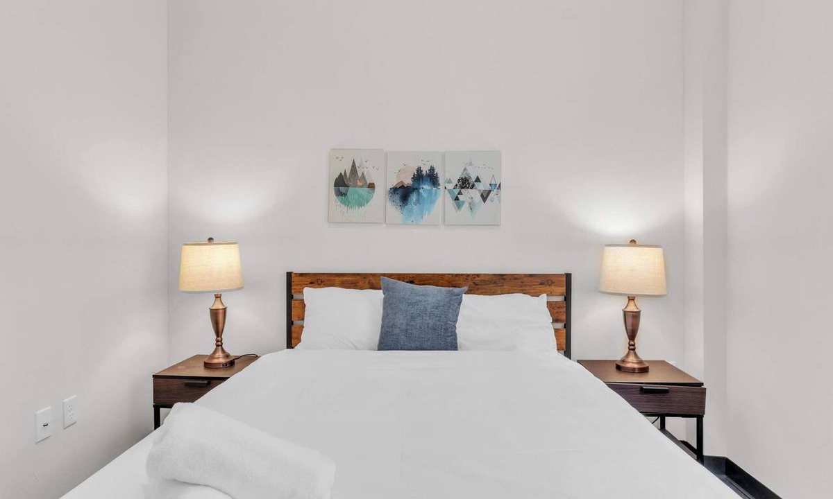 Cultural District Apartment | CozySuites Modern 1BR in Downtown Pitts 9