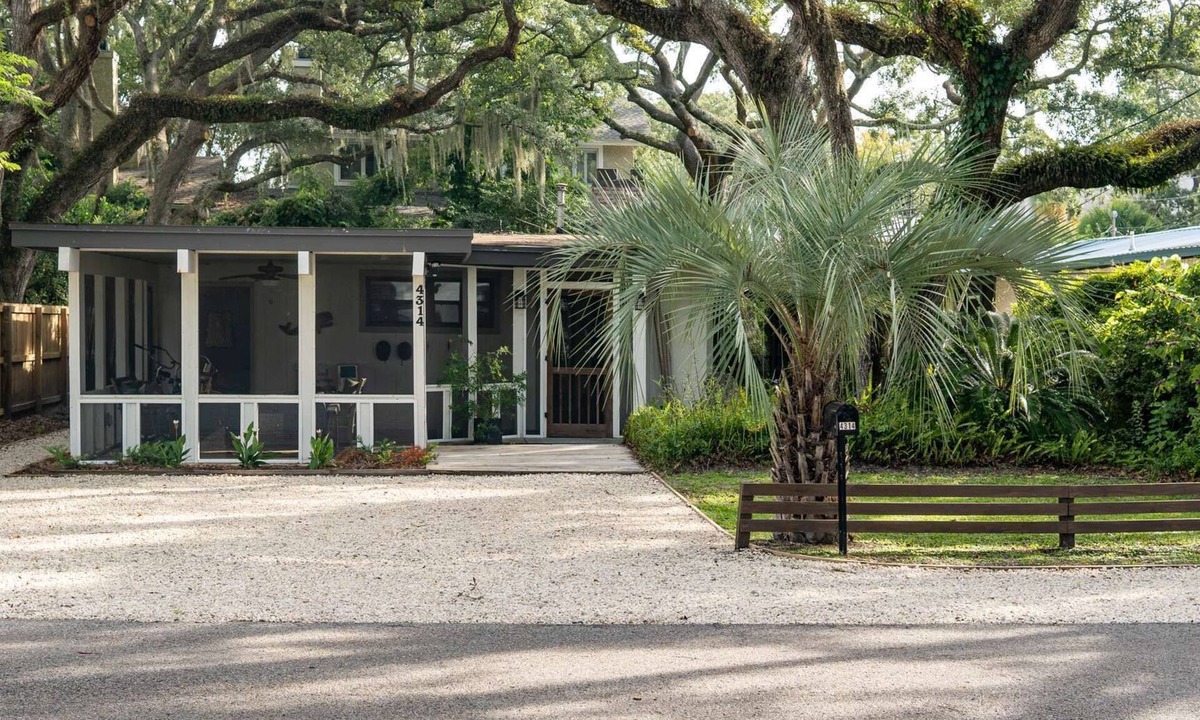 East Beach House | Crafted by a shipwright. Anchored in time. The Shipwright's Bungalow sleeps 9