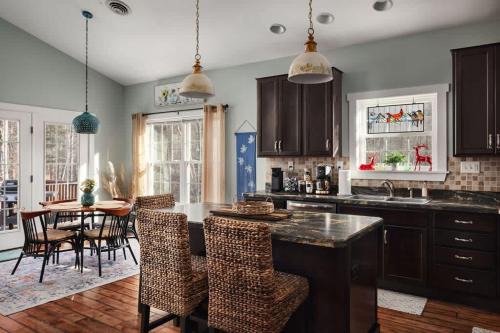 Berkeley Springs House | Creekside Mariposa Cottage - Hot Tub & Fire Pit