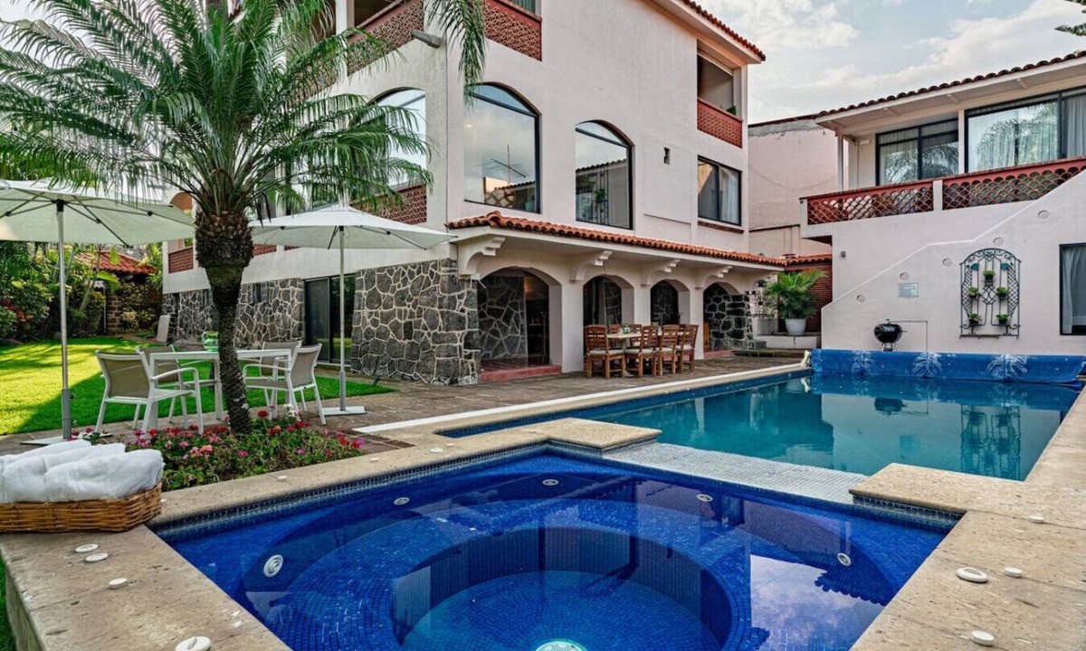 Tlaltenango House | Cuernavaca Villa with Pool, Jacuzzi & Gardens