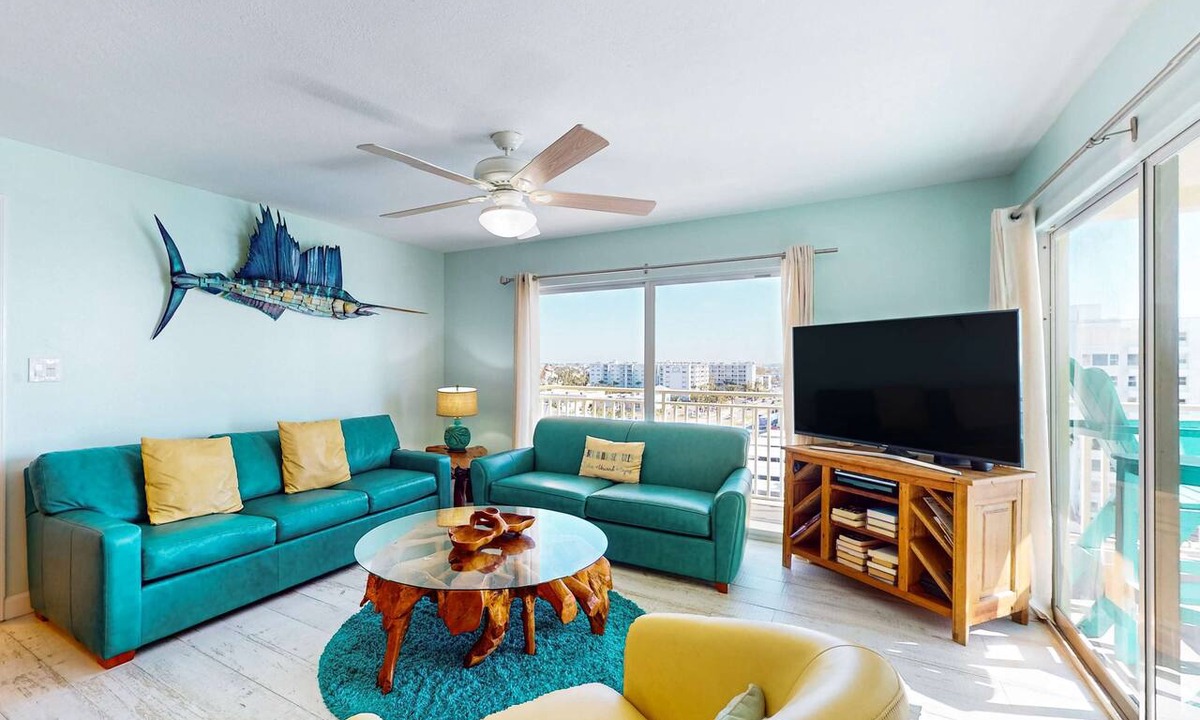 Redington Shores Condo | Custom beachfront condo w private balcony views heated pool hot tub AC