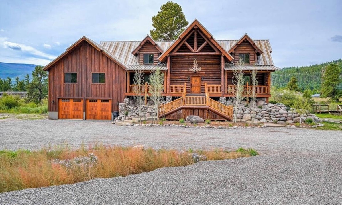 South Fork House | Custom riverfront log home w/hot tub, decks & fireplace