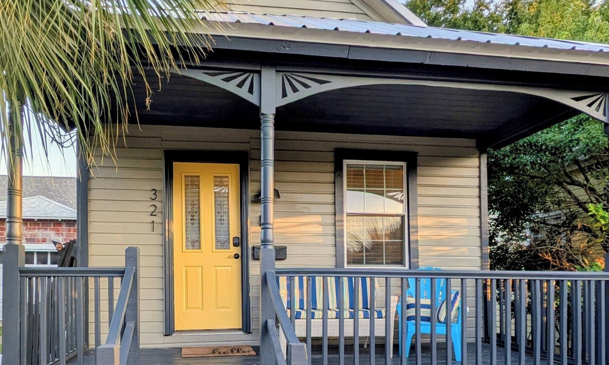 Old East Hill House | Cute downtown newly refurbished cottage - the Plucky Pelican
