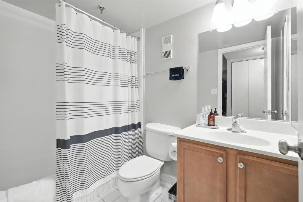 Crystal City Apartment | DC Launchpad Sleeps 8 |King Bed, Balcony & Parking