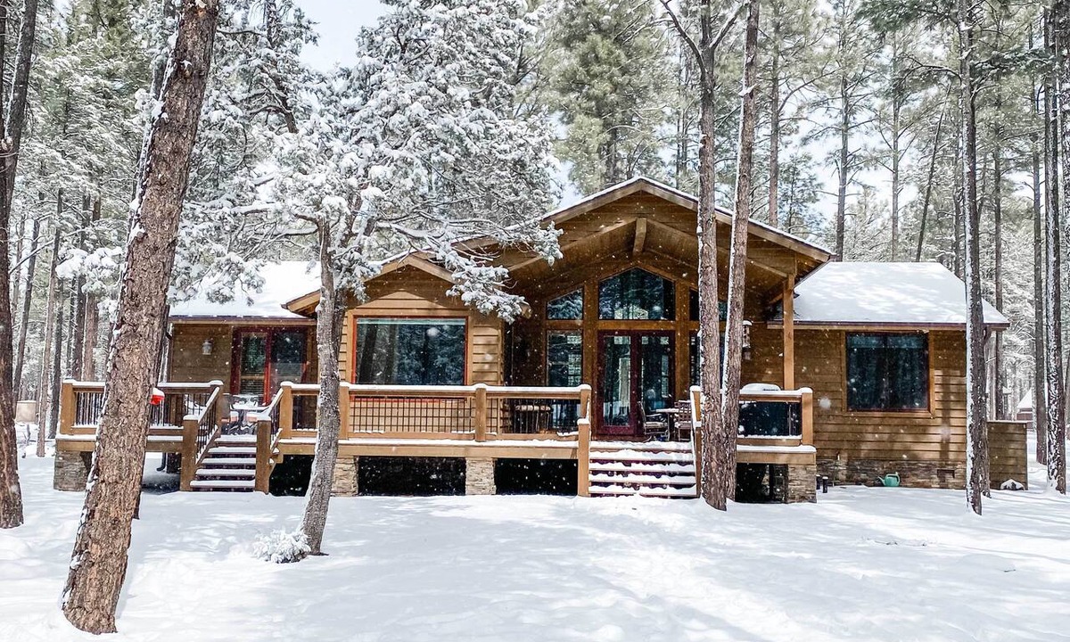 Mountain Pine Estates Cabin | Deck + Fire Pit: Family-Friendly Lakeside Retreat