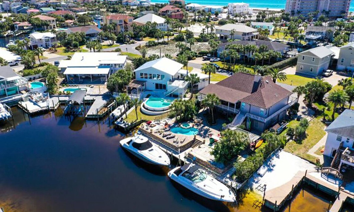 Holiday Isle House | Deep water 100ft dock, shore power! 3 min to beach, pool, jacuzzi!