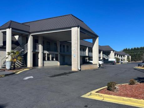 York Hotel | Deluxe Inn& Suites
