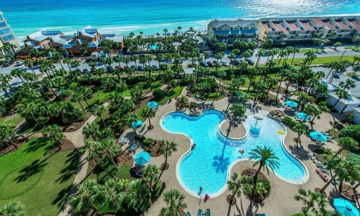 Destin Condo | Designer decor, Direct View, Very clean and well maintaned. Sleeps 6.