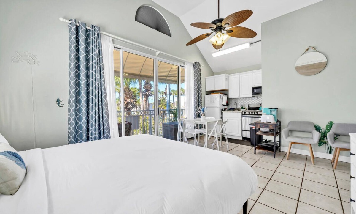 Crystal Beach Cottage | Destin Crystal Beach Beachside Bungalow + Steps to Beach & Pool-Sleeps 4