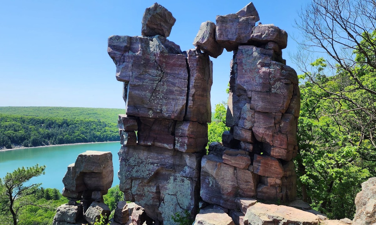 Baraboo Cabin | Devil’s Lake 5BR Log Cabin w/Fireplace - Near Wisconsin Dells