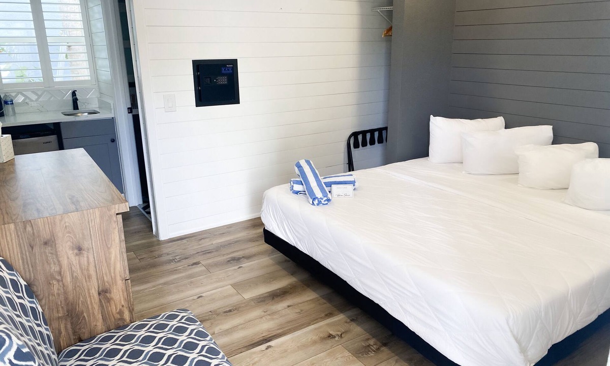 Clearwater Beach Hotel | Devon Shores- Standard King