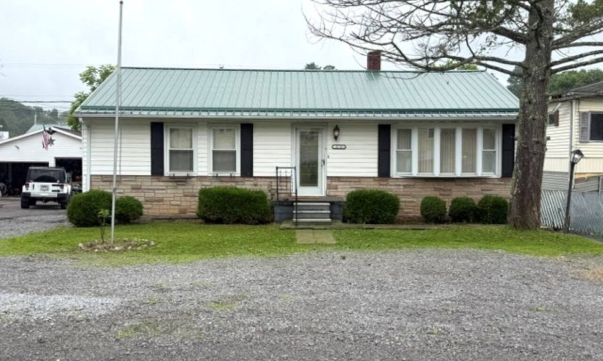 Bluewell House | Dirtman Dugs is a Spacious 4-bedroom house in welcoming Bluefield with AC