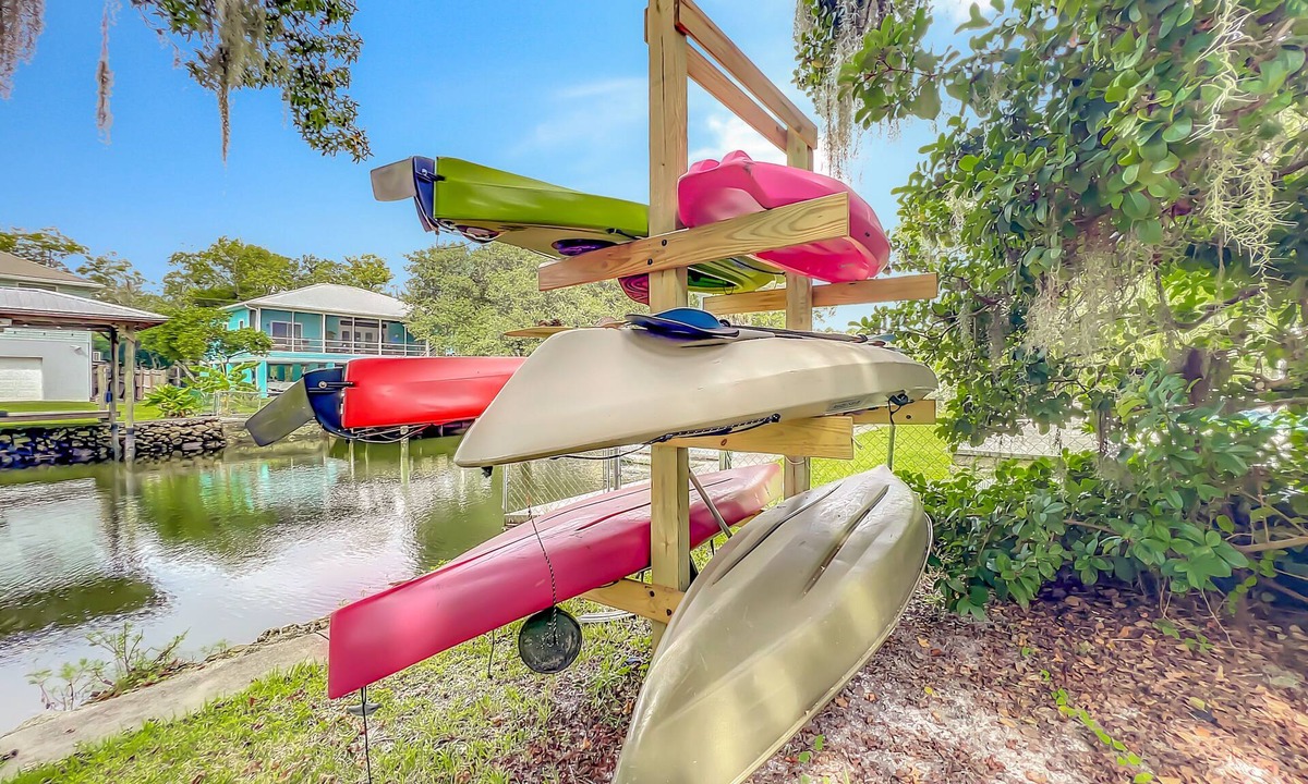 Crystal River House | Dock Kayaks Manatees Waterfront 3/2 <2mi to Downtown Pet Friendly