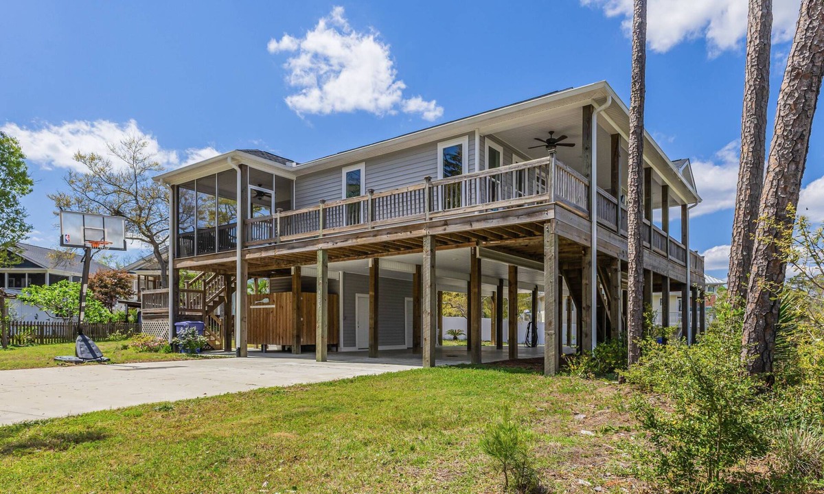 Tranquil Harbour House | Dog-Friendly 4BR Retreat with a Fire Pit Located in the Serene Part of Oak Island –Near Boat Launch