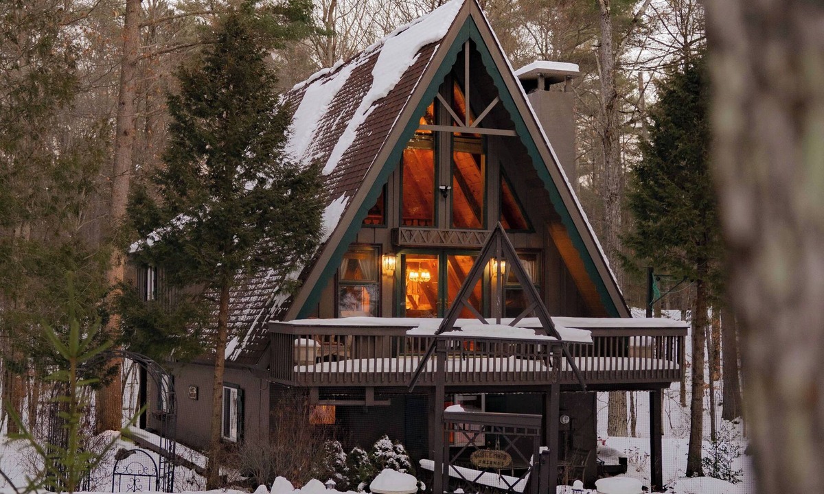 Jay House | Dog-Friendly A-Frame Fireplace · Fenced Yard · 4BR · 7mi to Whiteface