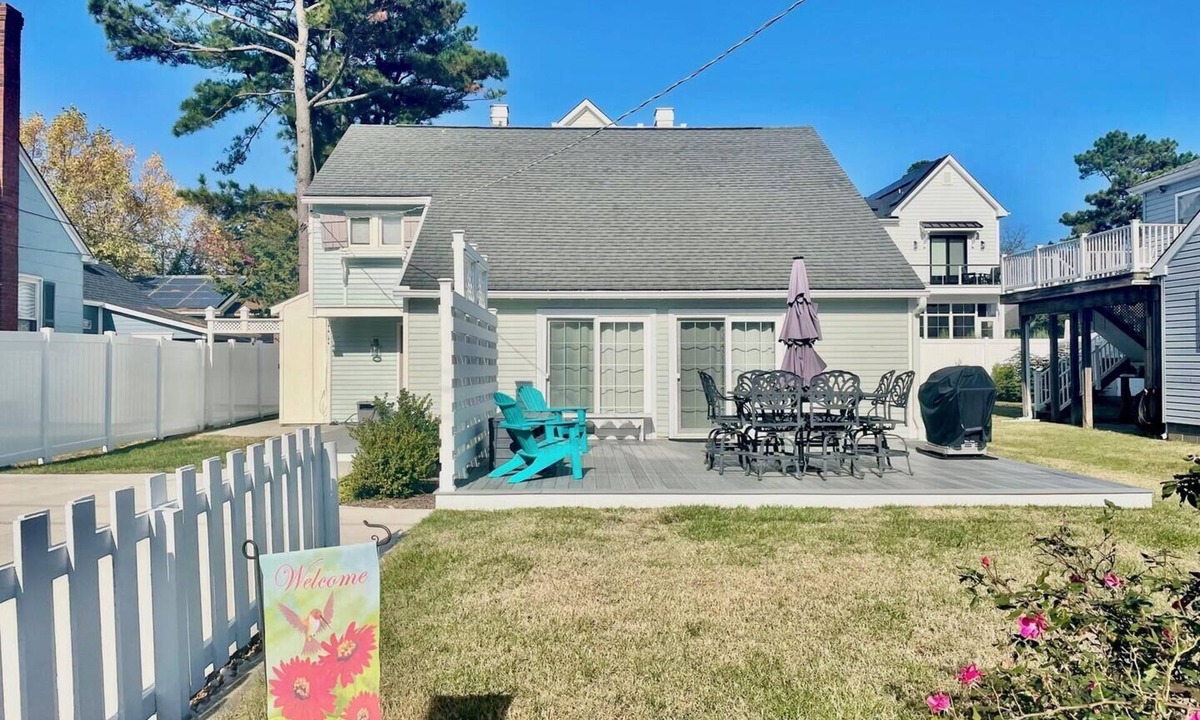 Dodds Addition House | Dog-Friendly Beach Home: Quiet Street, Walk to Beach, Remodeled & Spacious!