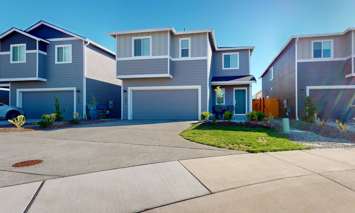 Sultan House | Dog-friendly bohemian home with enclosed yard, fireplace, & basketball court