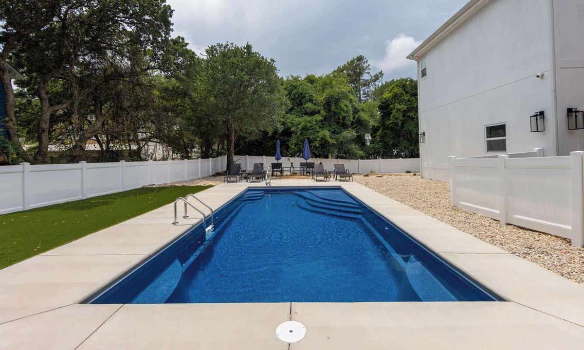 Southern Shores House | Dog Friendly, Heated Pool, Hot Tub, 5Min to Beach!