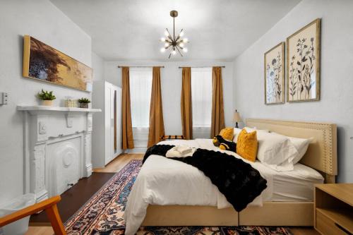 South Side Flats House | Double Living, Yard, BBQ, Massage & South Side Fun