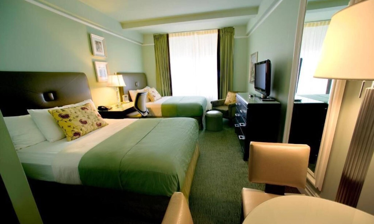 Central Park West Hotel | Double Room | Upper West Side Manhattan | Steps to Subway & Gourmet Grocers