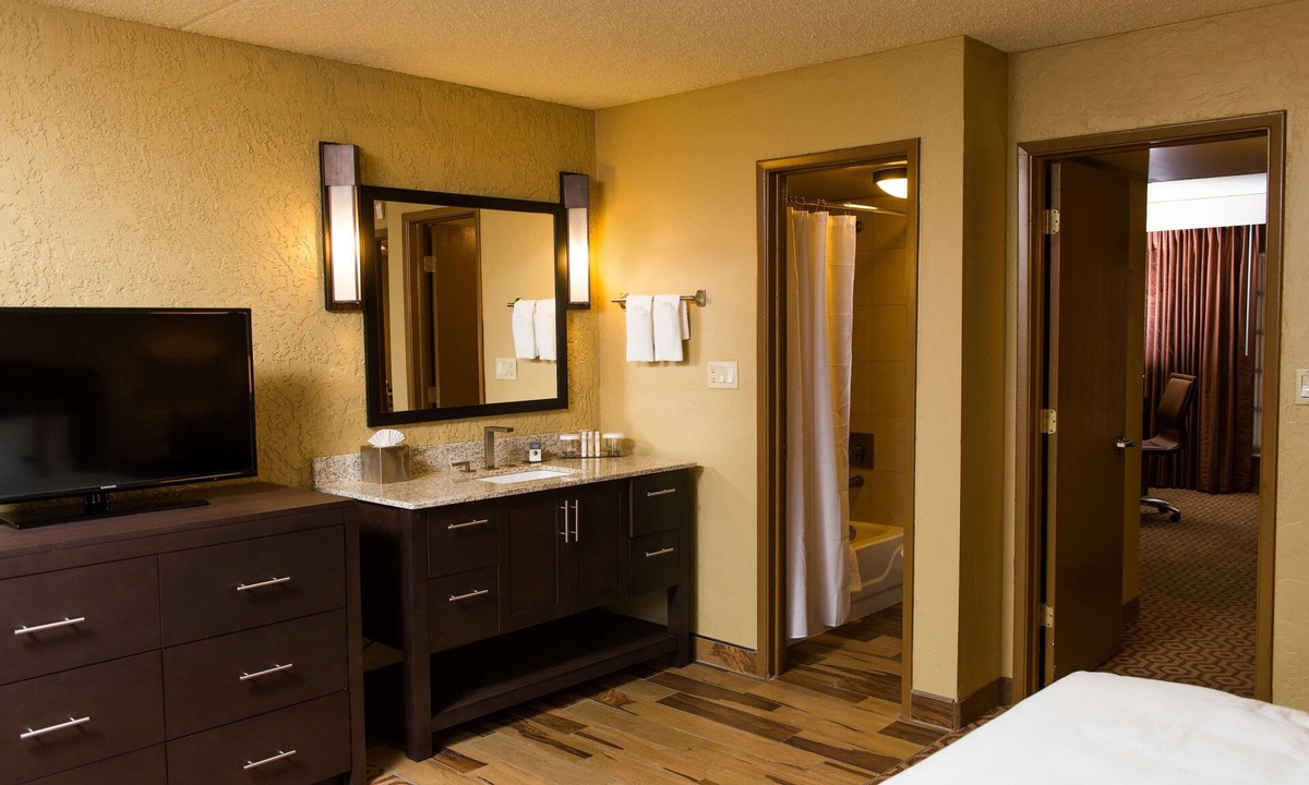 Tucson Hotel | DoubleTree Suites by Hilton Tucson - Williams Center