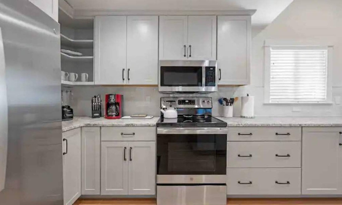 East End House | Downtown Dream: Modern Comfort