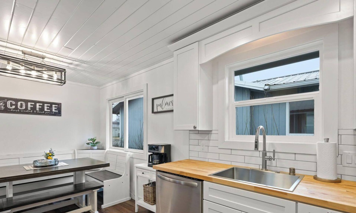 Palmer House | Downtown Home & Studio Apt! Walk to Shops & Cafes!