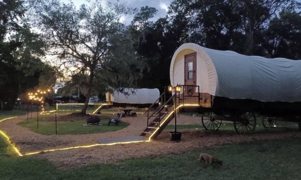 Putnam Hall Apartment | Dreamy Covered Wagon Farm Experience