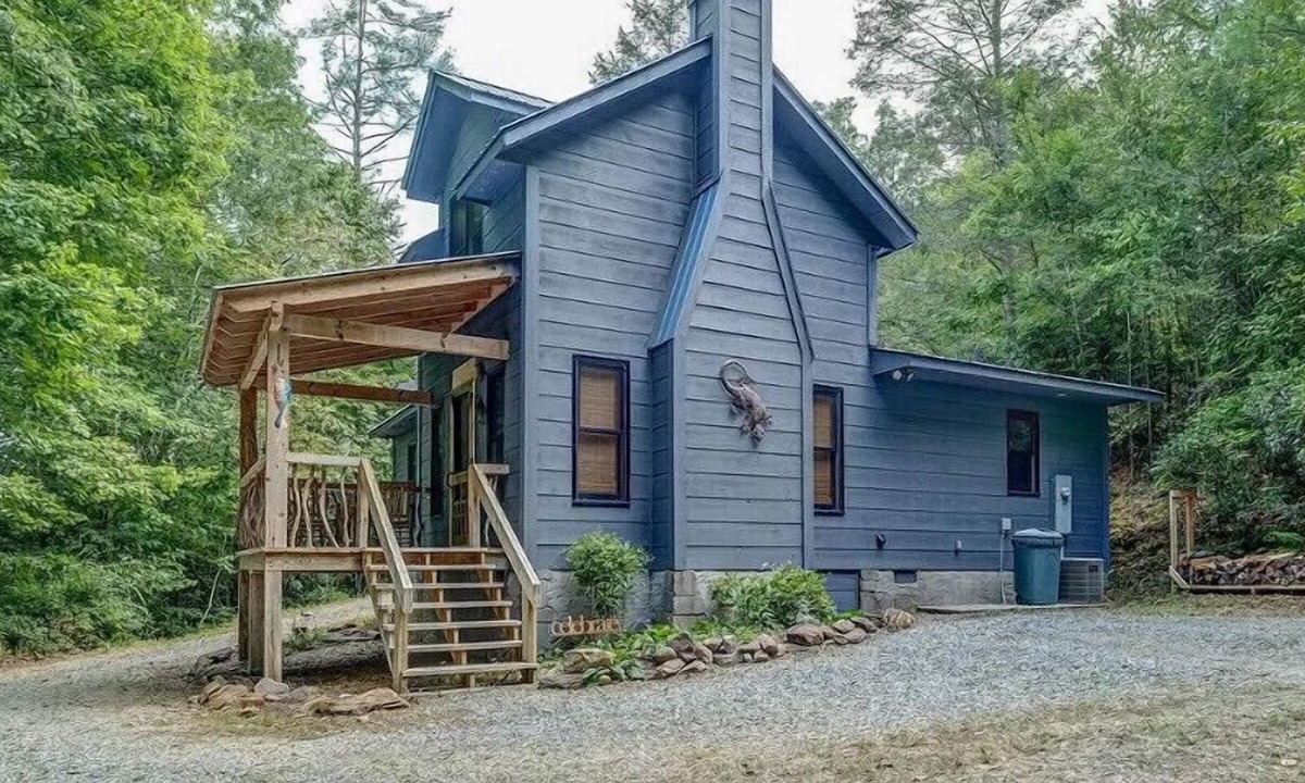 Murphy Cabin | Easy Access Cabin deep in the trails but very close to the city!