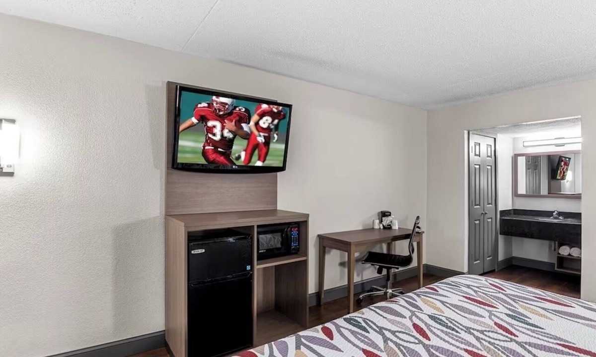 Sandston Hotel | Easy Airport Access King Stay with Nearby Dining, Parks and Shopping