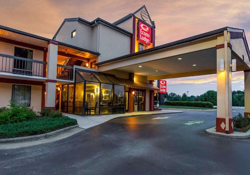 Southwest Raleigh Cabin | Econo Lodge Garner - Raleigh